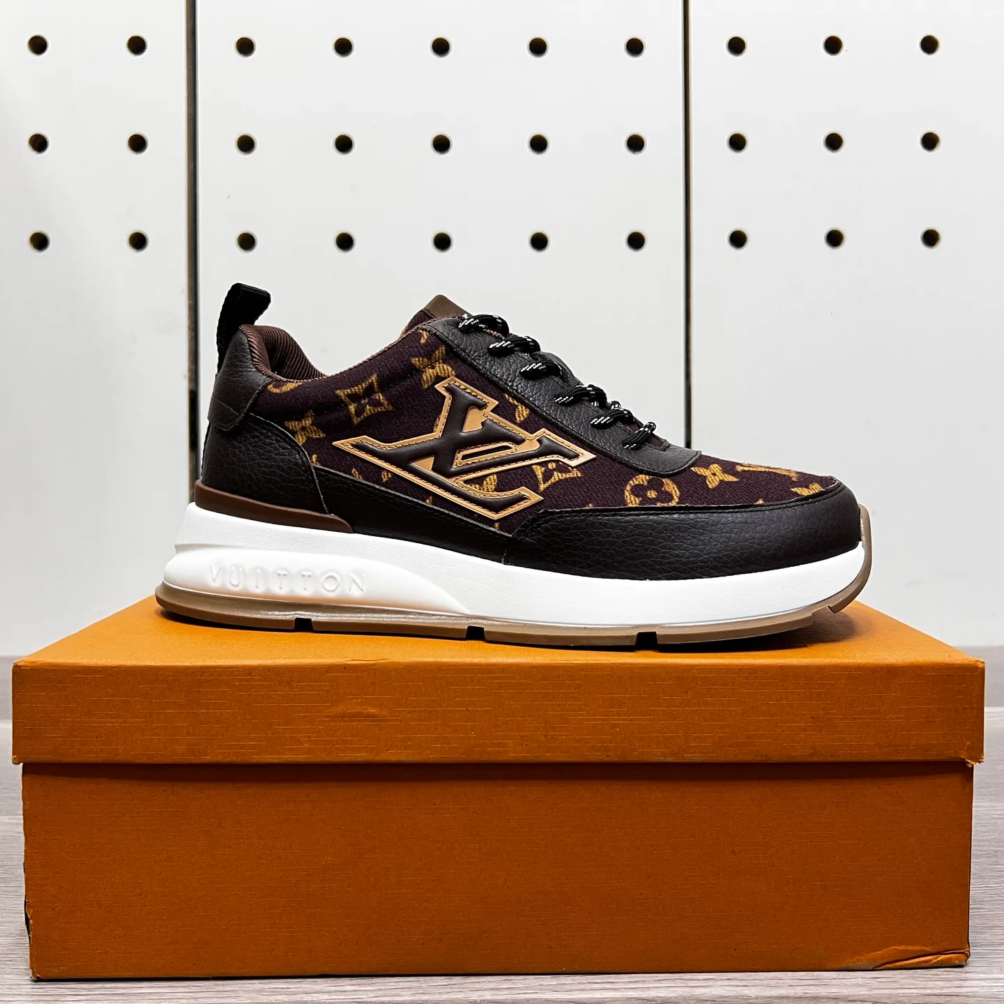 Factory price: 438💰LVZhe's new casual sports shoes for men👉 👉 Fashionable and versatile, 💞 simple and elegant style, 🔊 The fabric is made of imported cowhide with original fabric, ☑️Sheepskin feet inside, original wear-resistant rubber outsole, exclusive new style, actual shot, three colors available, code number: 38-44, (45 can be customized)